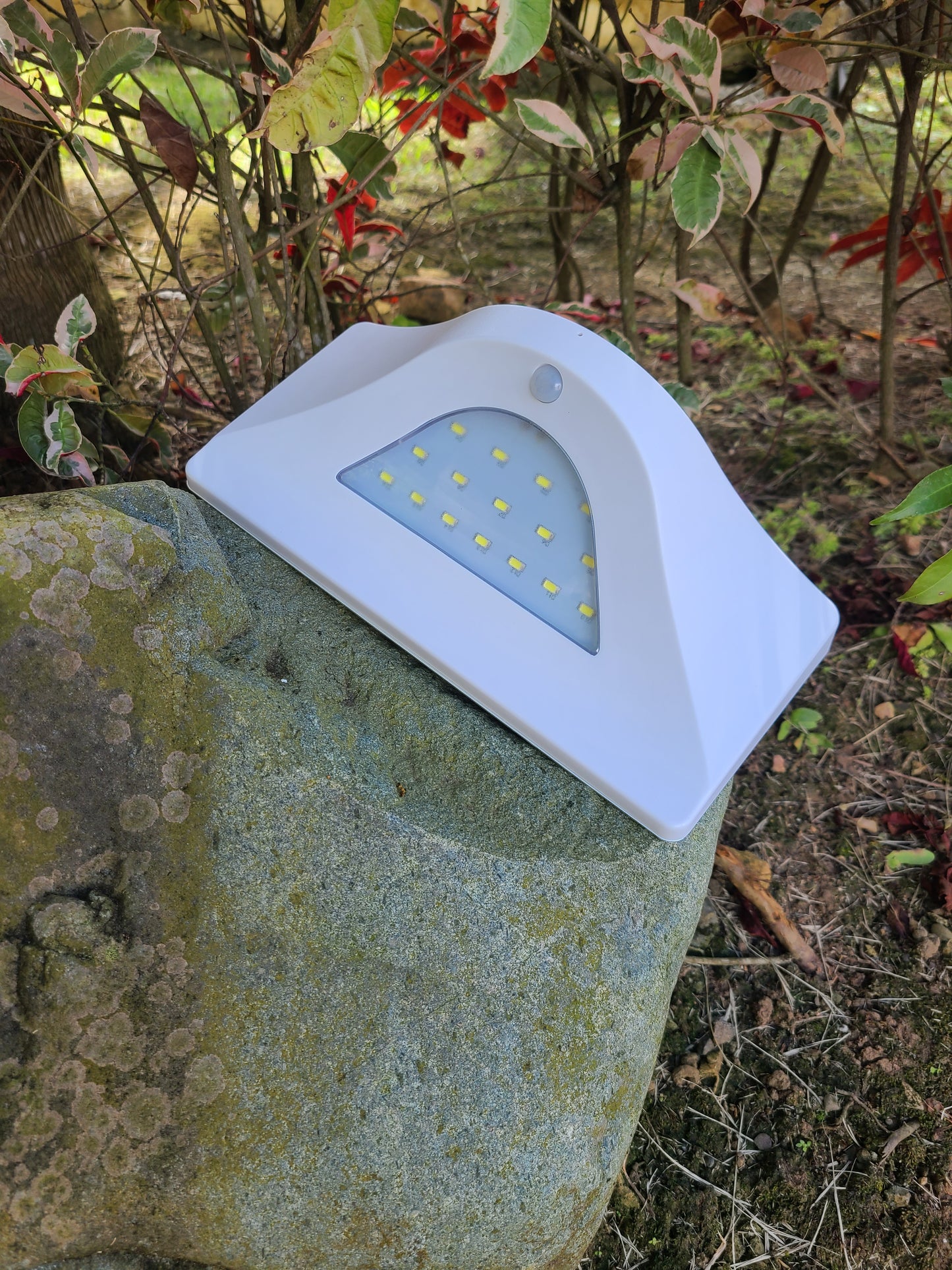 Lámpara Solar de Pared NSL 820 Black & NLS 821 White de 500 lumens